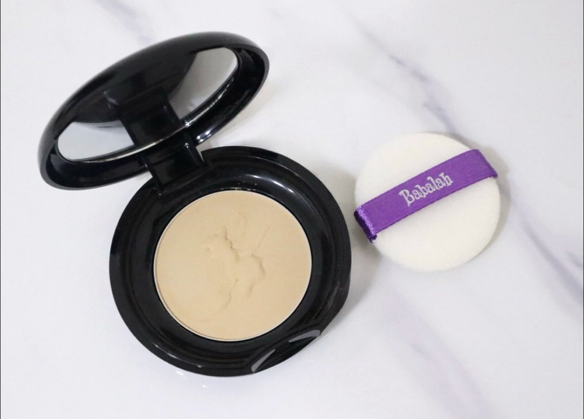 Uhpatva's tweet photo. นี่ใช้มาเรื่อยจริงๆ แป้ง Becca uv 2 way powder cake SPF 20 #Babalah ชอบความเนียน ปกปิดกริบมาก ไม่เป็นคราบ ปรับผิวดูใสไบรท์ขึ้นด้วย สูตรวิตซี + คอลลาเจน สูตรใหม่ดีขึ้นกว่าเดิม คุมมัน กันน้ำกันเหงื่อได้ดี ตลับพกพาพกสะดวกใช้ง่าย 

**ตอนนี้ที่ 7-11 ได้แสตมป์ 1 บาท 2 ดวง ด้วยเน้อ ซื้อเก็บเลยจ้า ราคา 199 บาท 
#แป้งแม่มด #รีวิวเซเว่น #แสตมป์เซเว่น