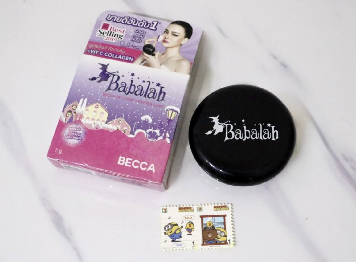 Uhpatva's tweet photo. นี่ใช้มาเรื่อยจริงๆ แป้ง Becca uv 2 way powder cake SPF 20 #Babalah ชอบความเนียน ปกปิดกริบมาก ไม่เป็นคราบ ปรับผิวดูใสไบรท์ขึ้นด้วย สูตรวิตซี + คอลลาเจน สูตรใหม่ดีขึ้นกว่าเดิม คุมมัน กันน้ำกันเหงื่อได้ดี ตลับพกพาพกสะดวกใช้ง่าย 

**ตอนนี้ที่ 7-11 ได้แสตมป์ 1 บาท 2 ดวง ด้วยเน้อ ซื้อเก็บเลยจ้า ราคา 199 บาท 
#แป้งแม่มด #รีวิวเซเว่น #แสตมป์เซเว่น