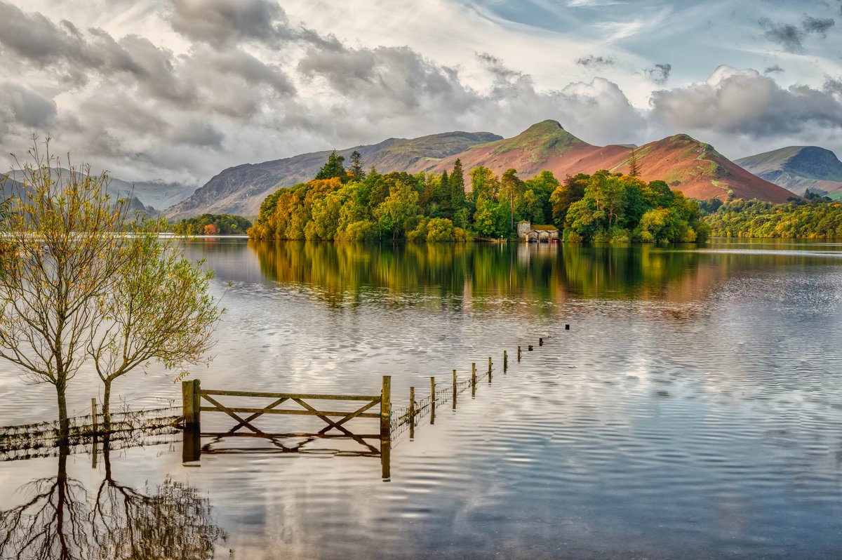 lakesrhino's tweet image. Morning everyone hope you are well. The gate to nowhere here at Derwentwater with views to Derwent Island and Catbells. Water was still high yesterday, but there was light. Have a great day. #LakeDistrict @keswickbootco