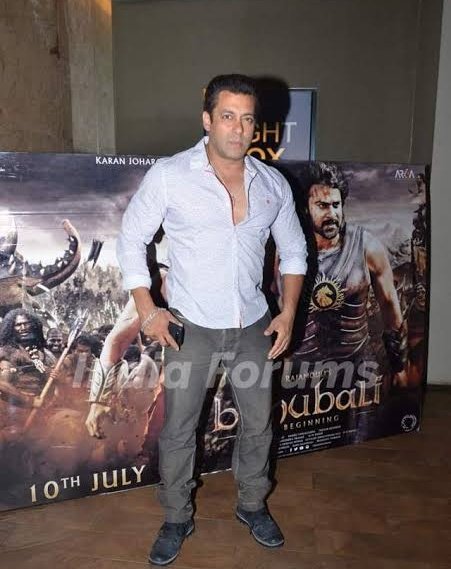 DevilSalma71641's tweet photo. When Gayrukh came to know #Parbhash is going to clash his #Salaar with Donkey Gayrukh tried to postpone his release date while #SalmanKhan Clashed with Bahubali and Did 900 Cr + WW, Despite the clash #SalmanKhan attended Bahubali screening
Most secure star #SalmanKhan 🔥 https://t.co/L2wungyP1V