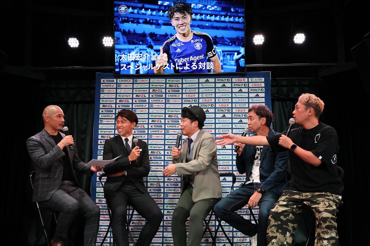FcMachidaZelvia's tweet photo. #太田宏介 選手 引退会見🎙

太田選手本人の希望で、明るい雰囲気の会見となった本日の引退発表。
スペシャルゲストも登場して、笑いあり涙ありの会見になりました😄

アーカイブはこちら🔽
https://t.co/U9wbwysaE5

@kosuke444
#FC町田ゼルビア #zelvia https://t.co/mTpr6qPPIa