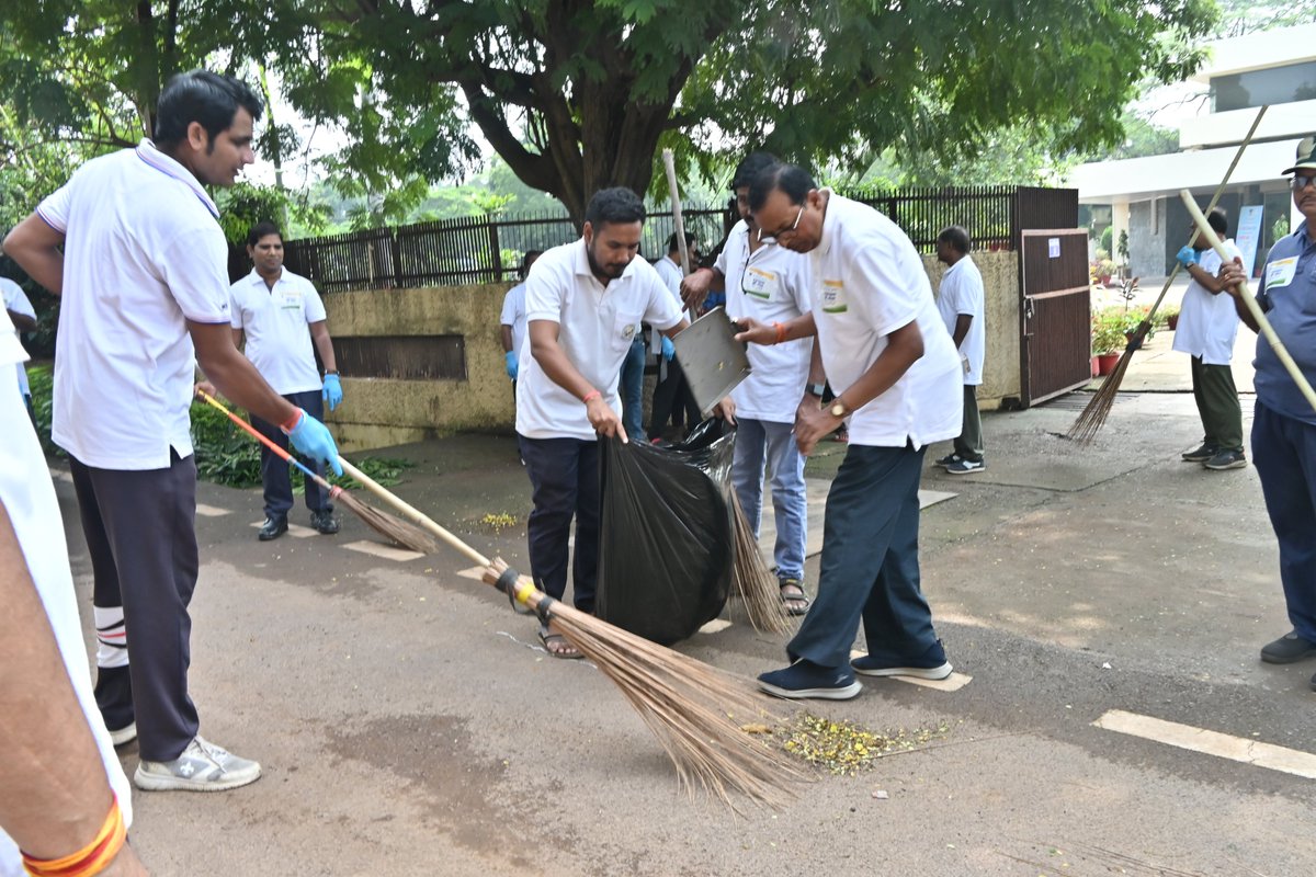 FSNLBhilai's tweet photo. Cleanliness drive at public place organized by #FSNL under the ongoing #SwachhataHiSeva #SpecialCampaign3.0 #SwachhBharat #GarbageFreeIndia #SHS2023 @SteelMinIndia
 @PibSteel https://t.co/qucts9kVn0