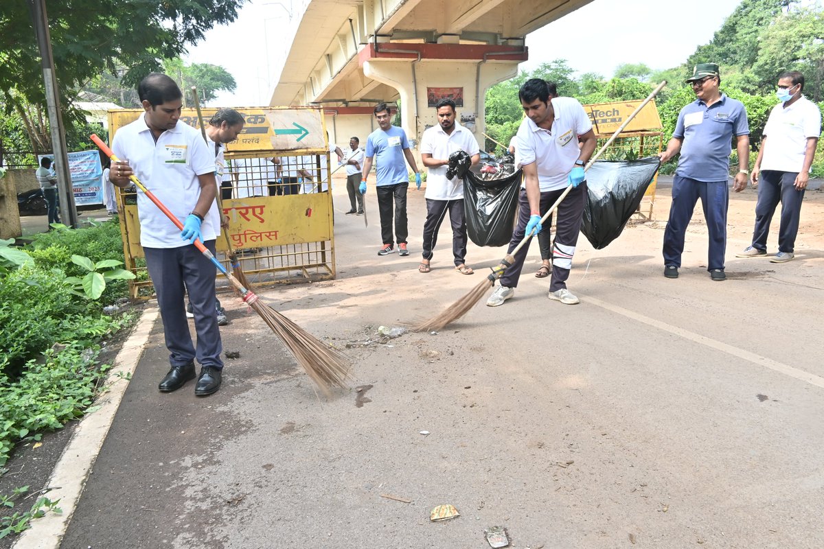 FSNLBhilai's tweet photo. Cleanliness drive at public place organized by #FSNL under the ongoing #SwachhataHiSeva #SpecialCampaign3.0 #SwachhBharat #GarbageFreeIndia #SHS2023 @SteelMinIndia
 @PibSteel https://t.co/qucts9kVn0
