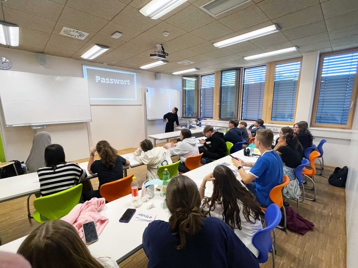 epicenter_acdmy's tweet photo. Für uns hat das Schuljahr an den Wiener Schulen gestern mit 3 Workshops „#DigitaleSelbstverteidigung“ an der HLW 23 Sta. Christiana begonnen - viele weitere folgen noch. 🤓 #techliteracy #medialiteracy #digitalaustria #oead @OeAD_worldwide https://t.co/q0DafGECjl