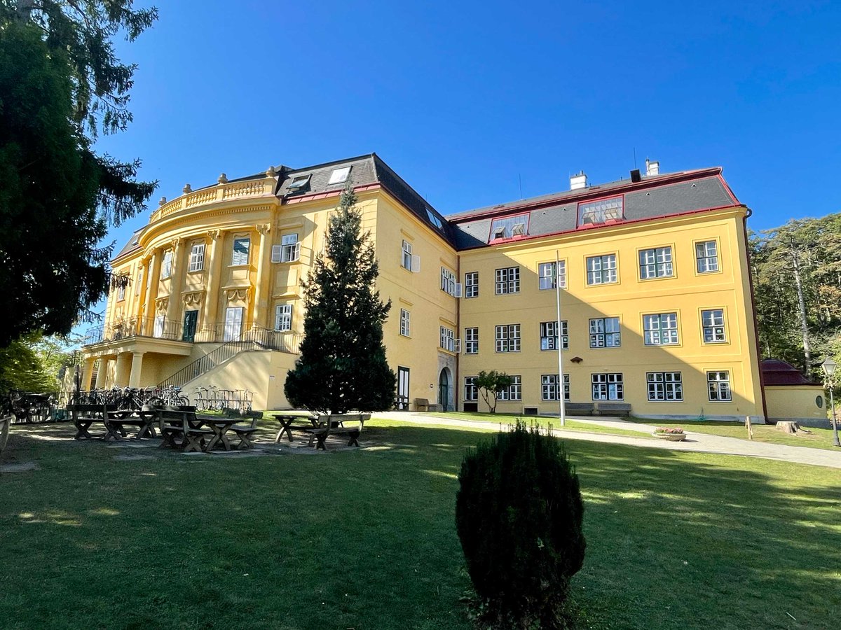 epicenter_acdmy's tweet photo. Für uns hat das Schuljahr an den Wiener Schulen gestern mit 3 Workshops „#DigitaleSelbstverteidigung“ an der HLW 23 Sta. Christiana begonnen - viele weitere folgen noch. 🤓 #techliteracy #medialiteracy #digitalaustria #oead @OeAD_worldwide https://t.co/q0DafGECjl