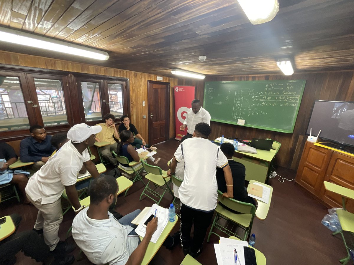 Estoy impartiendo una formación en el <a href="/CCEBata/">Centro Cultural de España en Bata</a> sobre cómo hacer un dosier artístico. 
Para conseguir cambios dentro del ecosistema artístico de 🇬🇶 los actores del mismo deben ser capacitados, desde la <a href="/AECID_es/">AECID</a> , <a href="/CooperacionESP/">Cooperación Española</a> y la <a href="/EmbEspMalabo/">Embajada de España en Guinea Ecuatorial</a> creemos en la formación.