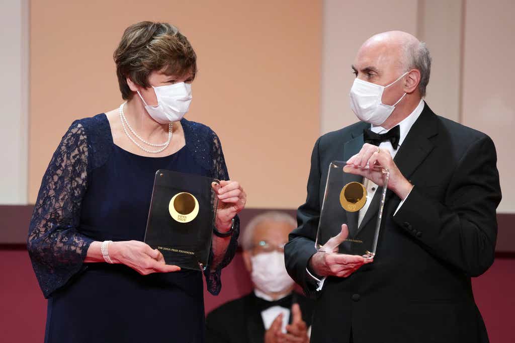DocAhmadMalik's tweet photo. If their "vaccine" is so effective, why do they need to wear a face nappy?
The Nobel Prize is a mockery to science. https://t.co/khcfwpFhGq