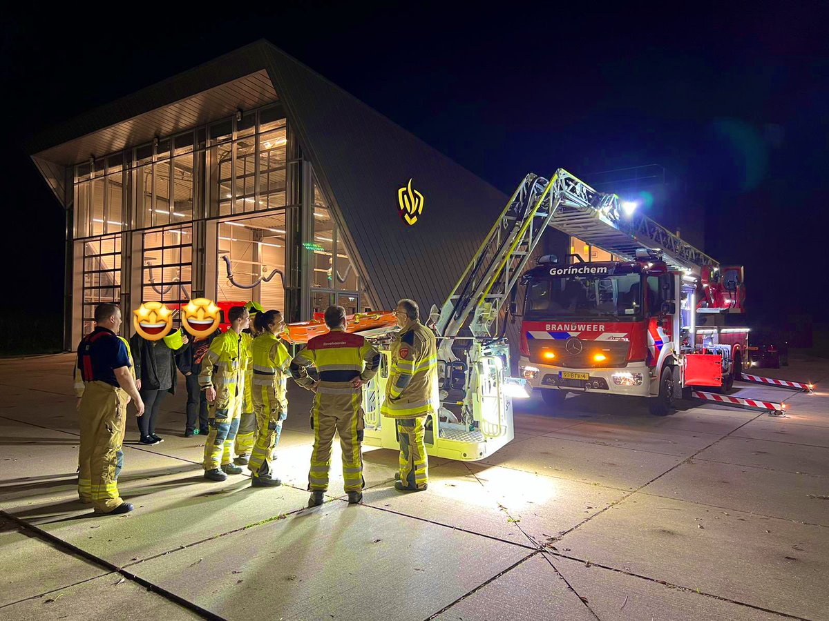BrandweerGOR's tweet photo. Gisteravond waren we te gast bij de brandweer #Herwijnen (@vrgz) met onze nieuwe #autoladder. De regiogrenzen vervagen, waardoor we elkaar in de praktijk steeds vaker tegenkomen. @BrandweerZHZ https://t.co/J2TM7m1KNg