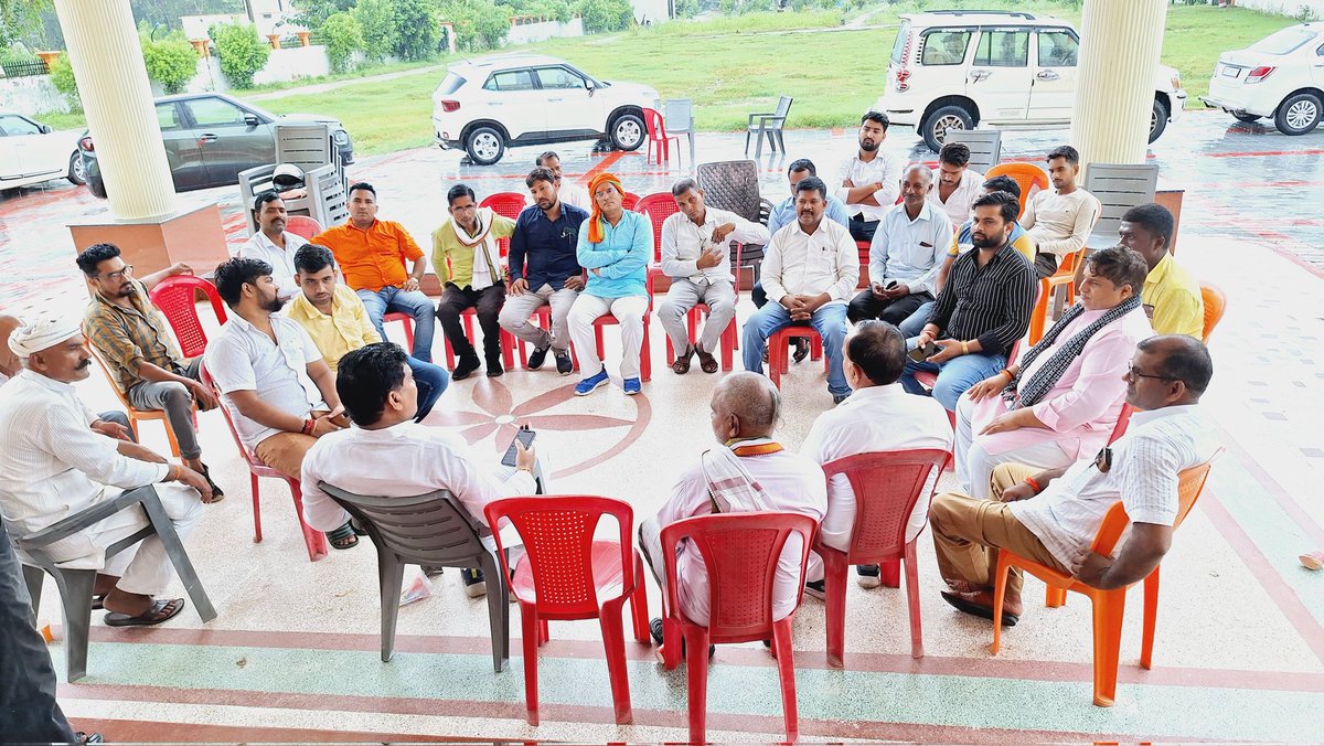 AjaySinghMLA's tweet photo. विधानसभा अन्तर्गत स्थित ग्राम- लजघटा आवास पर #_हर्रैया_जनता_दर्शन में आये हुये क्षेत्रवासियों की समस्याओं को सुनकर उनके यथोचित निराकरण की कार्यवाही हेतु सम्बन्धित अधिकारियों को निर्देशित किया।
#SewakBharatKa #AjaySinghMlaHarraiya
#9YearsOfModiGoverment https://t.co/EGSTiFrBIi
