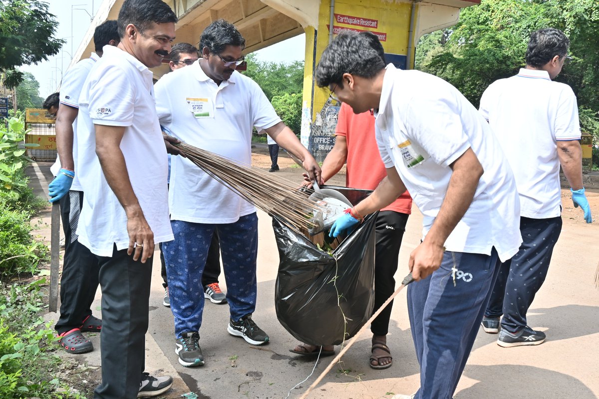 FSNLBhilai's tweet photo. #SwachhataHiSeva के अंतर्गत #FSNL द्वारा सार्वजनिक स्थान पर स्वच्छता अभियान चलाया गया | #SwachhBharat #GarbageFreeIndia #SHS2023 @SteelMinIndia
 @PibSteel #SpecialCampaign3.0 https://t.co/tLg10e1KlS