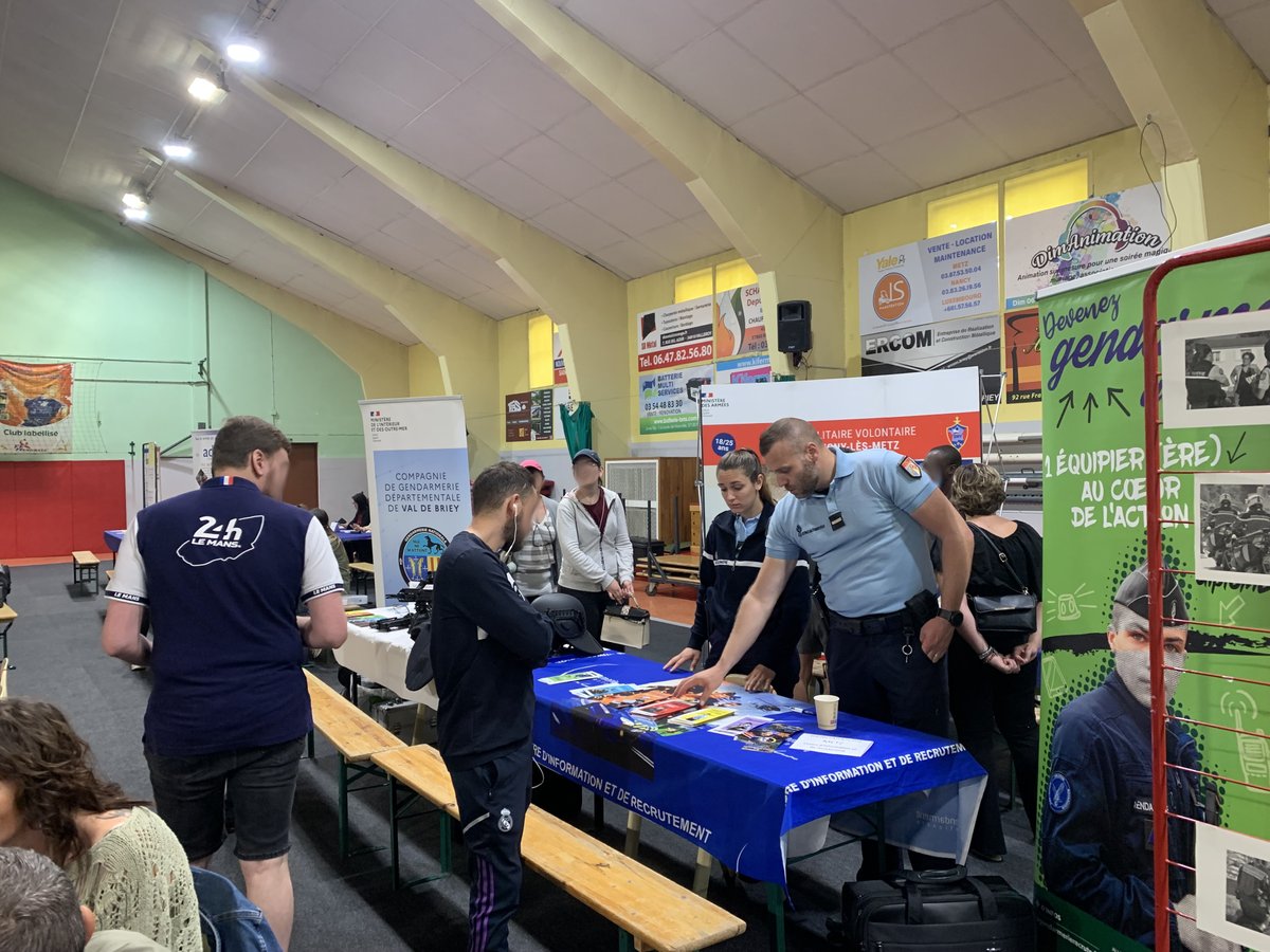 Gendarmerie_054's tweet photo. #VisEnBleu.... La #Gendarmerie recrute en permanence, tant dans l'active que dans la réserve opérationnelle, et pour en parler et #AllerVersVous nous sommes présents partout dans la profondeur des territoires, ici la compagnie de Val de Briey au forum de l'emploi à Homécourt✅ https://t.co/JdW28xUjMB