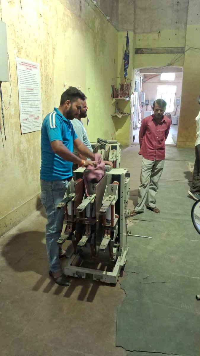 dvvnljhansi's tweet photo. Vcb maintenance work at mlph https://t.co/JCDN2Nrd8E