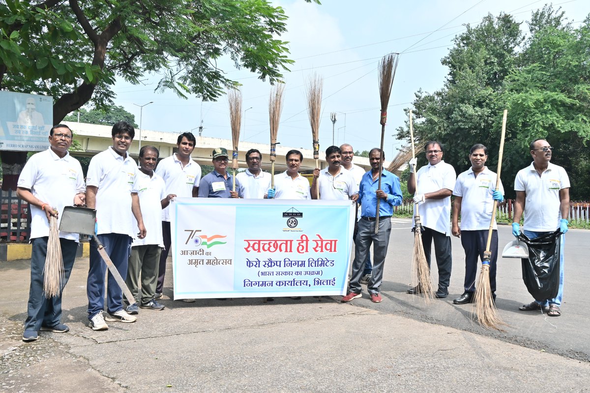 FSNLBhilai's tweet photo. #SwachhataHiSeva के अंतर्गत #FSNL द्वारा सार्वजनिक स्थान पर स्वच्छता अभियान चलाया गया | #SwachhBharat #GarbageFreeIndia #SHS2023 @SteelMinIndia
 @PibSteel #SpecialCampaign3.0 https://t.co/tLg10e1KlS