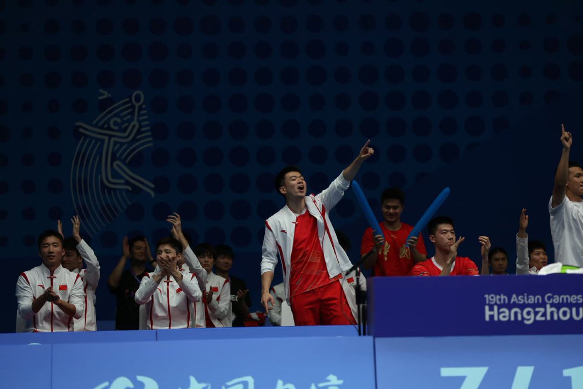 Onlyminton2023's tweet photo. Although there was no competition, the two male players in the mixed doubles group who were fighting hard on the sidelines🤣🤣🤣 #AsianGames2023  #BadmintonChina https://t.co/dIFmbHOJYW