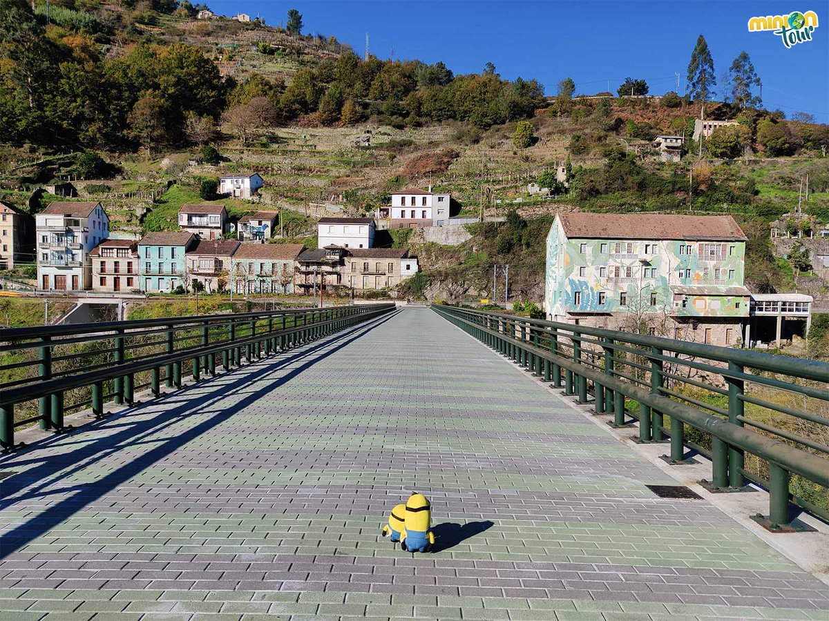 En #OsPeares no te puedes perder alguno de sus murales del barrio de la Estación 🚂​. Bueno y ya que estás, pasea por sus calles 😊​. Si quieres te ayudamos a planificar tu visita: 👉 bit.ly/OsPeares @RibeiraSacra_ @TurDepuLugo @ribeirasacraCT @GaliciaTB