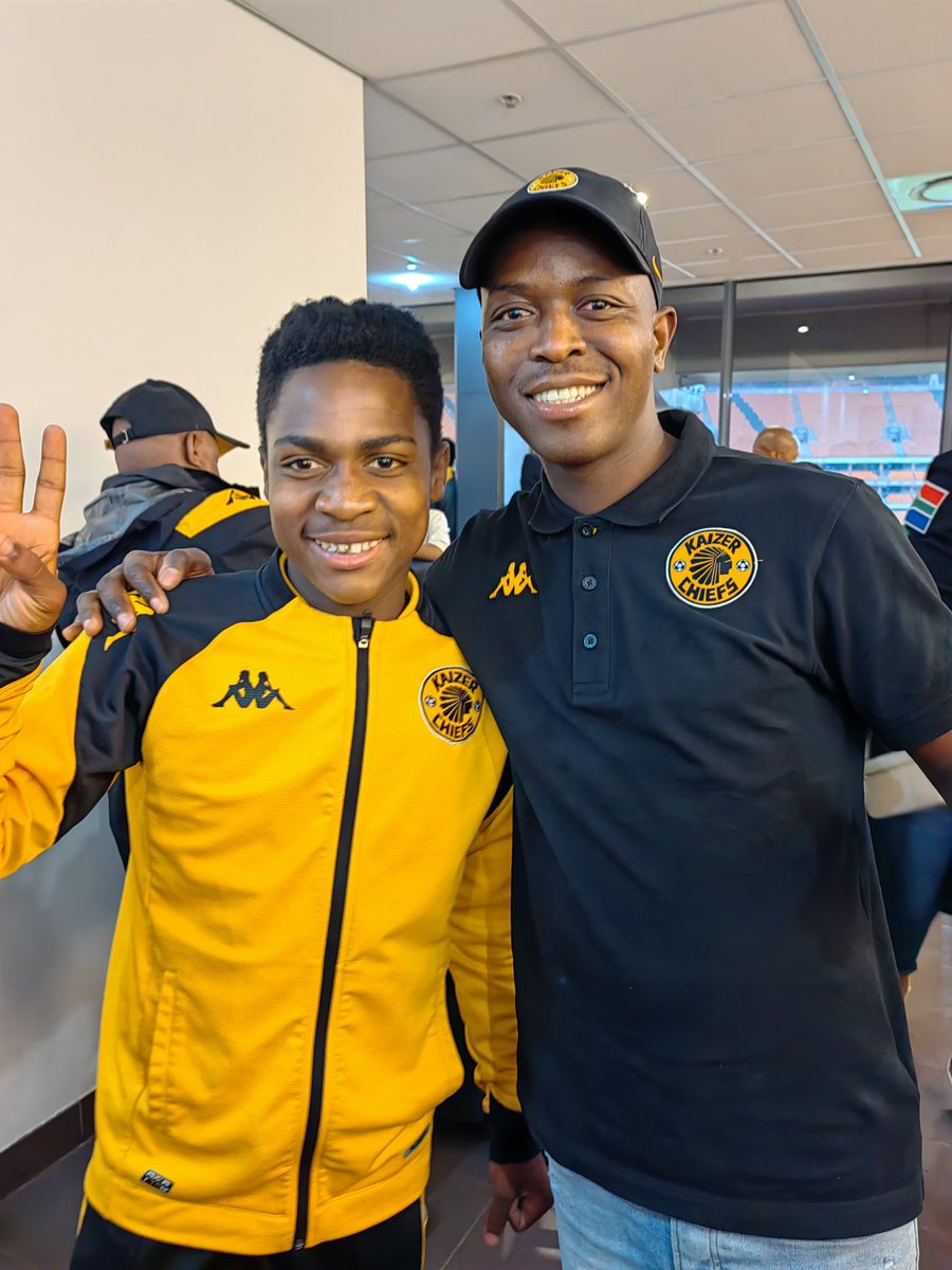 MasaroSaros's tweet photo. Match day ❤✌
#khosifield
@KaizerChiefs https://t.co/JKLetYJGpg