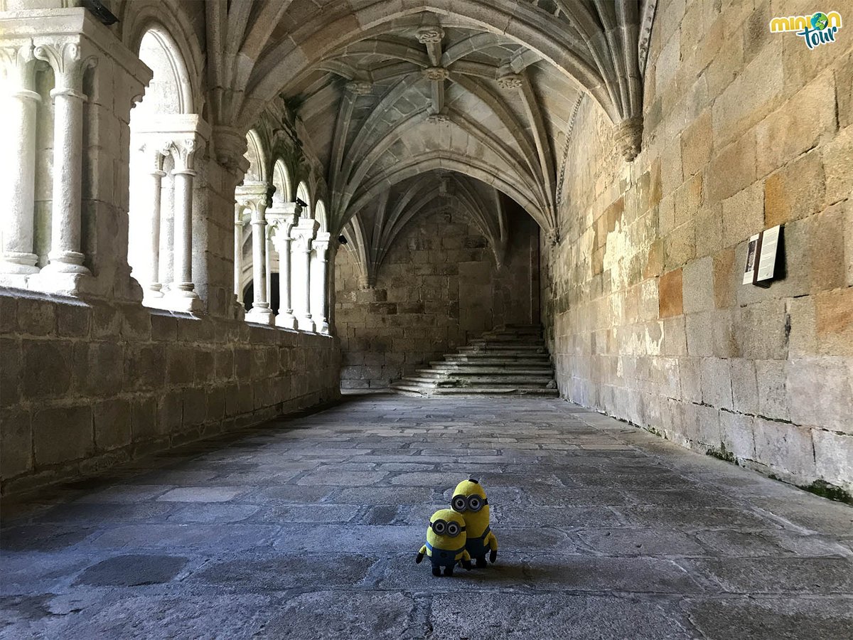 ¿Sabías que el Monasterio de Santo Estevo de Ribas de Sil tienes 3 claustros? 😮​ Pues sí, este es el de los 9 obispos 💍​, uno de los poco claustros románicos de #Galicia. 👉 bit.ly/SantoEstevo @Turgalicia @paradores @ribeirasacraCT @RibeiraSacra_ @loves_galicia