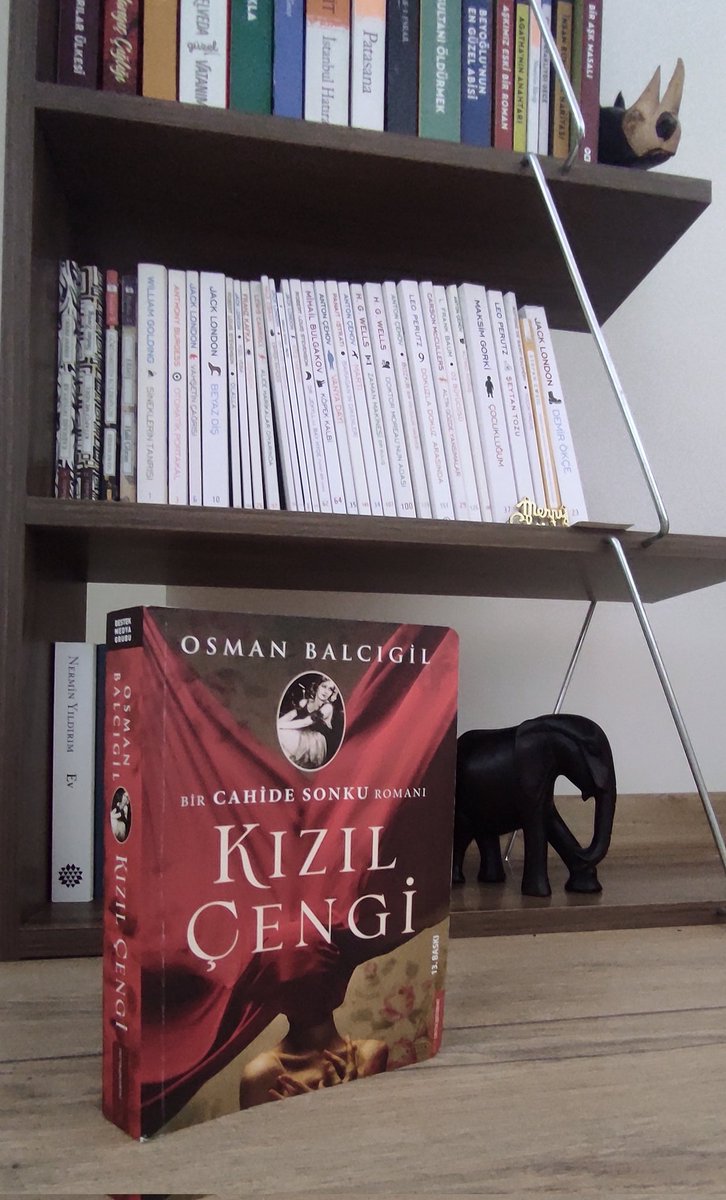 bedusch's tweet photo. Sevgili @OBalcigil den yine başarılı bir biyografi ve yine tarihten özenle seçilmiş önemli bir karakter.Ünlü tiyatro oyuncusu,film yıldızı Cahide Sonku’nun hazin dolu hayatnı anlatn bu kitap,tarihi ilmek ilmek okuruna işliyor.Degerli bir okur, @kenankurtpasa ile birlikte okuyoruz https://t.co/crmm38MlBn