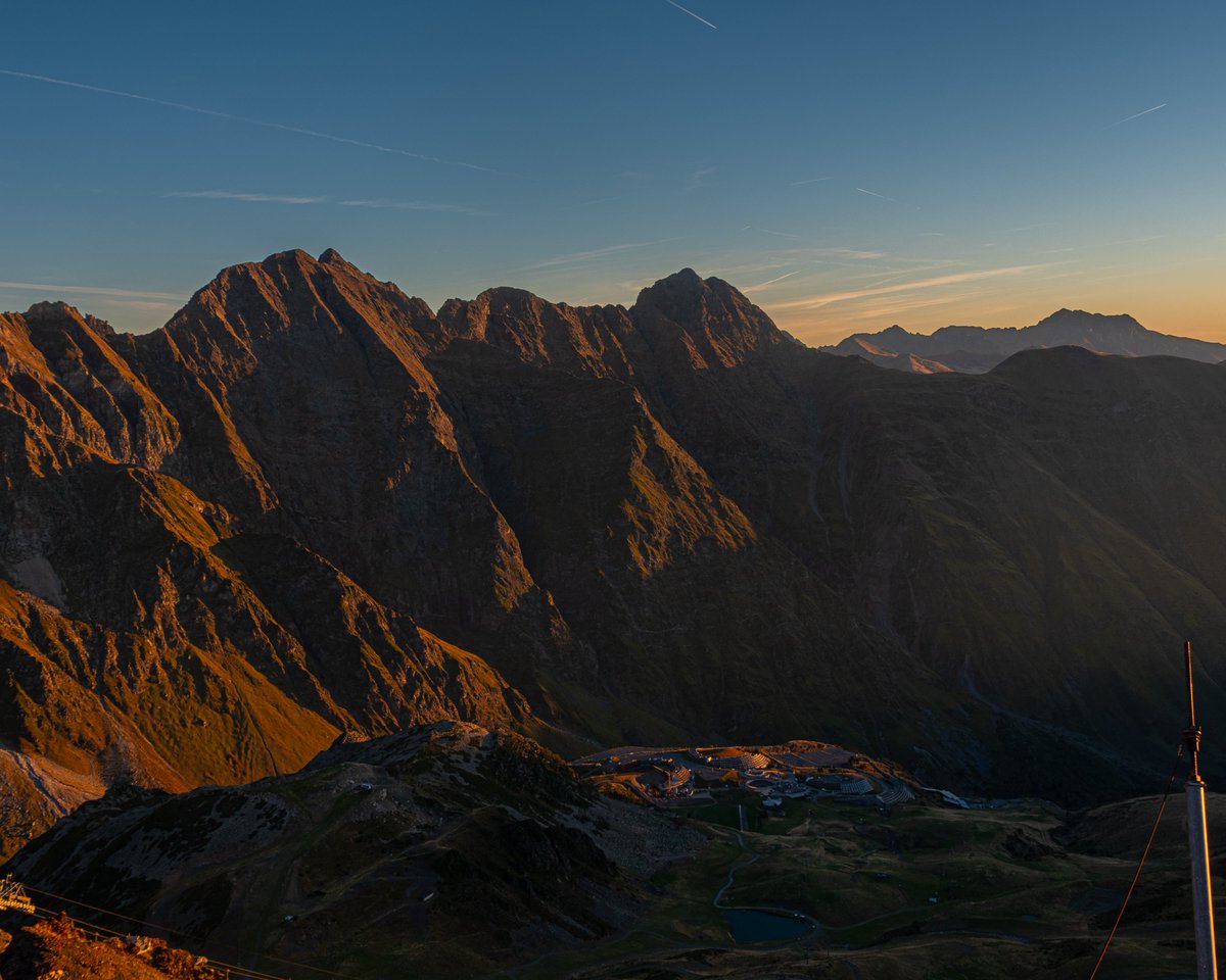 La semaine dernière, nous avons suivi les équipes de maintenance pour l'opération héliportage du canon de déclenchement préventif d'avalanches (Gazex) ⛷

On profite de l'occasion pour observer ce magnifique lever de soleil aux couleurs automnales depuis le Pic de Piau 😍