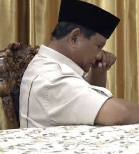 KakekHalal's tweet photo. Perbedaan Vibes Ganjar dan Prabowo Jauh Banget Men!

Prabowo memang nggak bisa diatur sama rakyat. Prabowo selalu bikin masalah, Lihat saja betapa gelap dan mengerikannya pilpres 2014 dan 2019 dengan lemparan batu, hoax Ratna dan sebagainya. Keberadaannya hanya membuat vibes teror.

Prabowo ini benar-benar tidak tahu terima kasih. Sudah diberikan jabatan strategis, bukannya kerja, malah sibuk ngeloak barang bekas. Bukannya jual barang bekas, orang ini malah buang triliunan untuk beli barang bekas.

Berbeda sekali dengan Ganjar Pranowo. Orang ini punya vibes yang positif. Beliau adalah orang yang cerdas, bisa menempatkan diri di masyarakat dan di pemerintahan sehingga bisa menjadi sosok yang mengayomi dan juga membangun bangsa ini.

Jawa Tengah menjadi saksi hidup, baik dari warganya sampai dengan infrastrukturnya. Kemajuan yang dialami Jawa Tengah sangatlah pesat dan tidak kaleng-kaleng. Ganjar Pranowo memiliki kedekatan dengan masyarakat yang tidak perlu diperdebatkan lagi.

Kemudian Relawan Ganjar Pranowo unik dan organik. “Dukung Ganjar adalah mendukung hati nurani dan memang tidak banyak uangnya, tapi untuk ke depannya mendukung Ganjar adalah untuk kebaikan semua masyarakat.”

Kita tentu tahu bagaimana kita sedang membandingkan yang hitam dengan yang putih. Ganjar Pranowo tahu betul bahwa relawannya adalah membela dengan hati. Ganjar Pranowo memiliki vibes yang jauh lebih baik.
