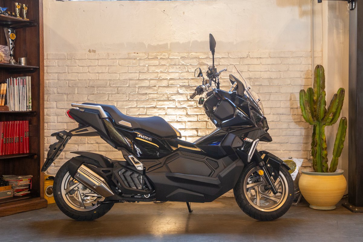 SymItalia's tweet photo. Abbiamo presentato ufficialmente alla stampa l'ultimo membro della famiglia Sym: ADX 125.
Design unico,elevate performance,ampio equipaggiamento per una doppia anima: cittadina e off-road, per guidarti su percorsi non convenzionali.
Scoprilo qui:https://t.co/0PpBnlAwwS https://t.co/CoNHUPNpDd
