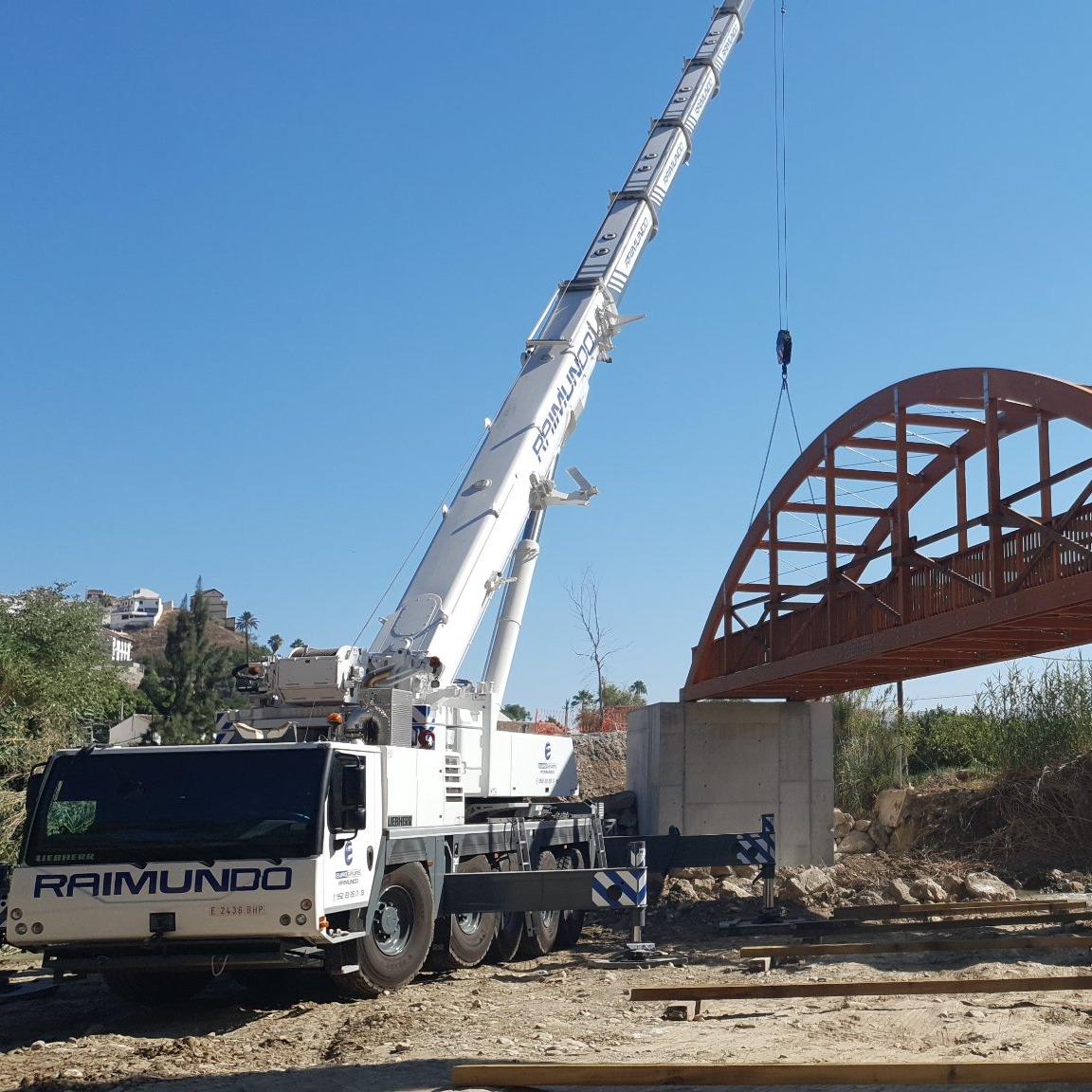 ¡Crucemos el Guadalhorce con Estilo! 🎉🎊 Montaje de Pasarela Peatonal en Alora con nuestra LTM1110
#gruasmovilesespaña #liebherrcranes #movicarga #ltm1110 #liebherr