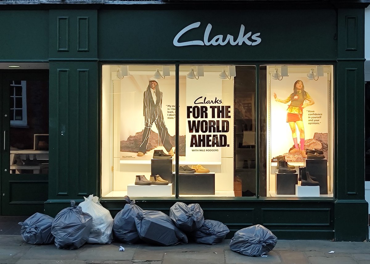 Hours after the store has closed #lightpollution #climatecrisis #EnergyEfficiency #ForTheWorldAhead #clarks #switchoffthelights @clarksshoes @Kate_Bradbury @AppgDarkSkies @EnvironmentAPPG @IDADarkSky @cfds_uk @darkskylondon For The World Ahead!