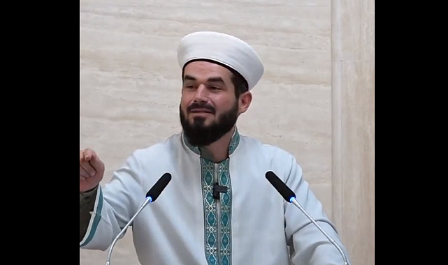 yirmiucderece's tweet photo. Gazeteci İsmail Saymaz (@ismailsaymaz), "Türklerin cenazesi pis kokuyor" diyen imam Seyfullah Akyiğit  ve depremde eşini kaybeden Abdullah Gül arasındaki konuşmayı aktardı. 

Gül, Seyfullah Akyiğit hakkında suç duyurusunda bulunmuştu.

Gül: Neden böyle yaptınız? 

Akyiğit: Maneviyat için. 

Gül: Hataya depremde geldiniz mi? Kaç cenaze yıkadınız? 

Akyiğit: Hiç yıkamadım. Arkadaşlardan duydum 

Gül: Biz içecek su bulamazken, onlar nasıl yıkamak için su buldu? Biz cenazeleri yıkamadan defnettik. 

Akyiğit: Manevi duyguları artırmak için söyledim, siyasete çektiler. 

Gül: Maneviyat peygamberin şehitlikle müjdelediği insanların cenazesine kokmuş demekle mi oluyor? Madem maneviyattan bahsediyorsunuz, bu hafta hutbenizde insanların kokmasına sebep olanlar için de konuşun. 

Akyiğit: Siyaset yapmıyoruz. 

Gül: Suriyeli Türk ayrımı yaparak, siyaset yaptınız. Dua edin, size müftülük versinler. Öbür dünyada bu vebal sizden sorulacak. Bari bu dünyada yalakalığın mükafatını alın. Size hakkımızı helal etmiyoruz.
