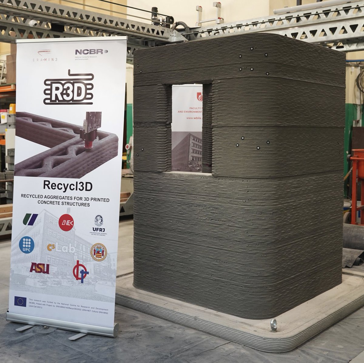 Paw_Sikora's tweet photo. 1/4 Busy summertime 👷‍♂️ 👷‍♀️! In recent days, our team (@fed_kar @Mateusz_Techman) printed a medium-scale demonstration model at the @ZUTSzczecin to verify the performance of our printing setup for mixes containing fine recycled aggregates. https://t.co/Sw4uz3LE8L