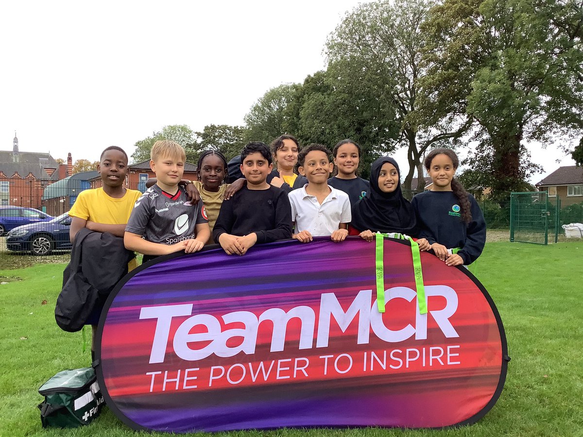 For their first ever outing playing #tagrugby, they played superbly. Well done everyone. 🏉

Thank you to @mcrschoolsPE for organising and @WilliamHulmes for their #youngleaders

@BrightFuturesET @YouthSportTrust @YourSchoolGames