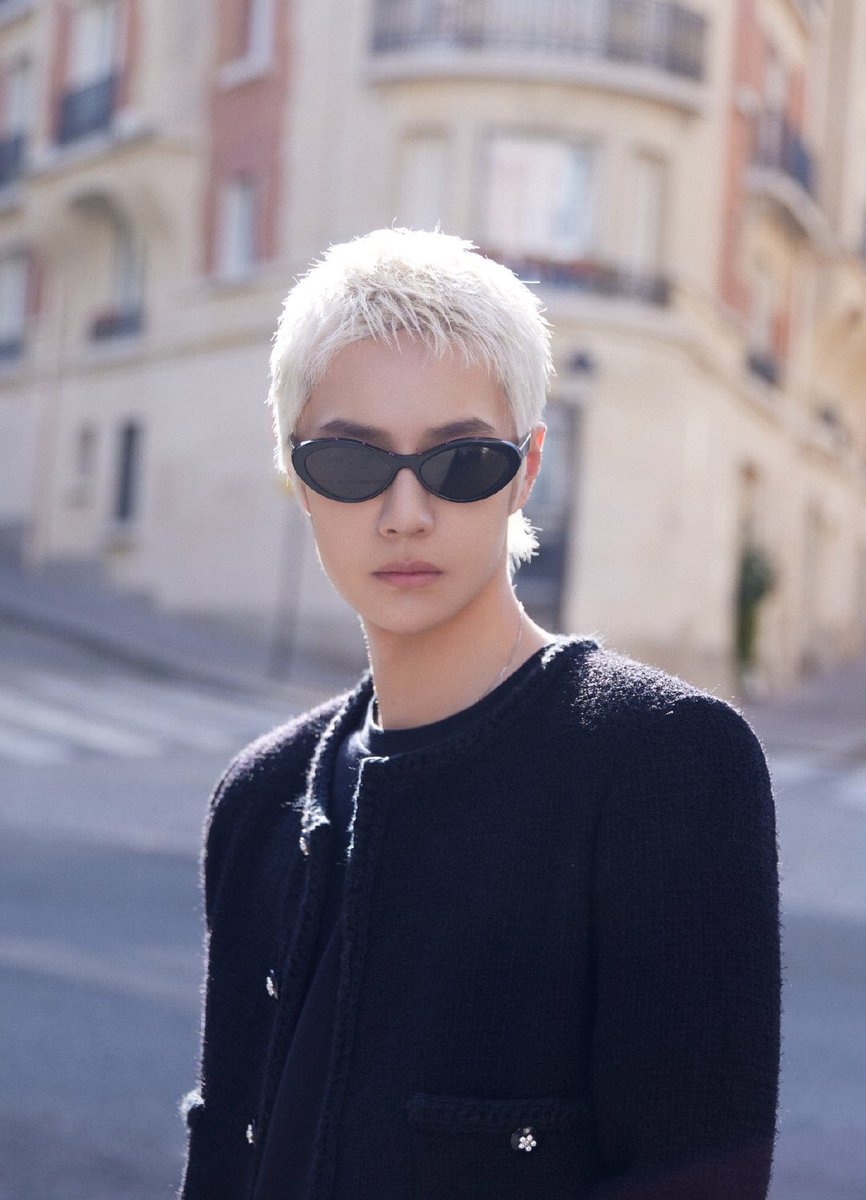 ELLEThailand's tweet photo. คูลกายเช็กอินปารีส! ‘หวังอี้ป๋อ’ แชร์ภาพเดินเล่นในกรุงปารีสด้วยลุคใหม่กับผมบลอนด์สั้นสุดเท่ ก่อนที่จะเข้าร่วมชมแฟชั่นโชว์ CHANEL  Spring/Summer 2024 ในช่วงบ่ายวันนี้ 

#WangYibo #หวังอี้ป๋อ #王一博
#WangYibo_CHANELSS24
#CHANELSpringSummer
#CHANEL #CHANELShow https://t.co/0c5KpYGNal