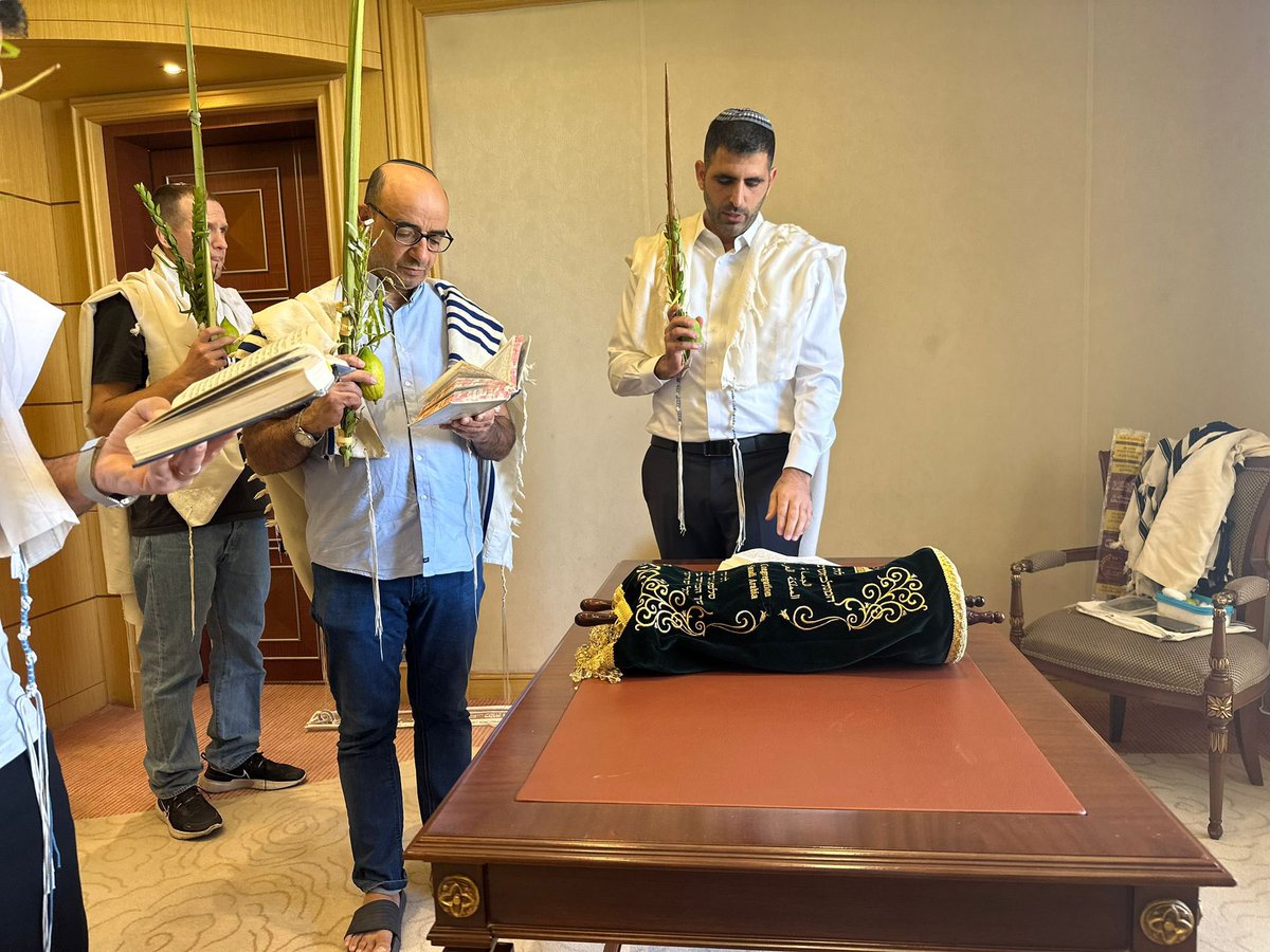 חברים זה חלום? מנין תפילה עם ספר תורה וארבעת המינים כאן בריאד בחג הסוכות באופן גלוי ! מה זה אם לא שלום אמת? יהיה פה בית כנסת ומסעדות כשרות בקרוב מאוד השלום כבר פה! 🇸🇦🕊🇮🇱