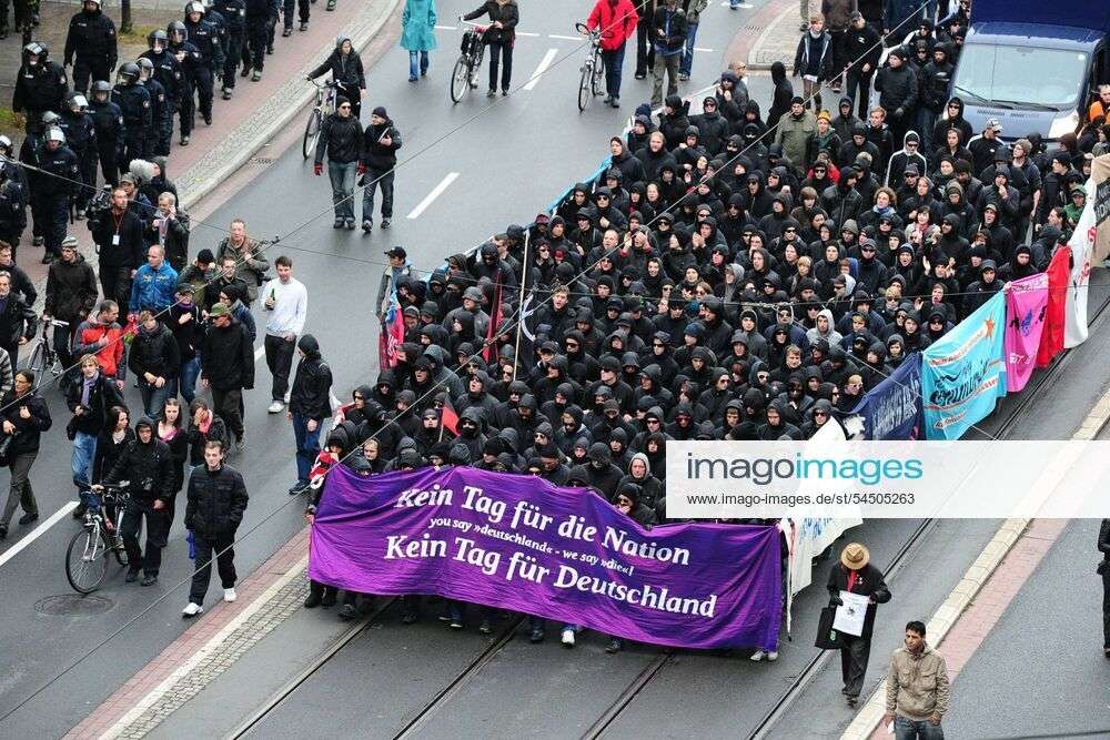 throwback time: Rund 2500 Menschen demonstrierten am 3.10.2010 in #Bremen gegen die Einheitsfeierlichkeiten unter dem Motto "Kein Tag für die Nation. Kein Tag für #Deutschland" (1/2)