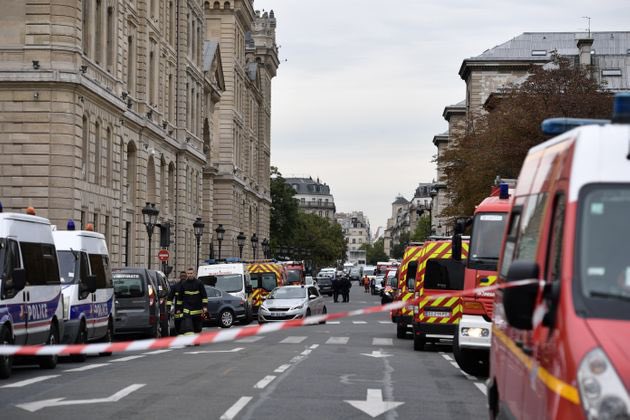 JcBrisard's tweet photo. Il y a 4 ans le 3 octobre 2019 l’attentat islamiste de la Préfecture de police de #Paris, perpétré par un fonctionnaire de la direction du renseignement de la @prefpolice faisait 4 morts (Damien Ernest, Anthony Lancelot, Brice Le Mescam, Aurélia Trifiro) et 2 blessés #NeverForget https://t.co/bkXMOuRBoq