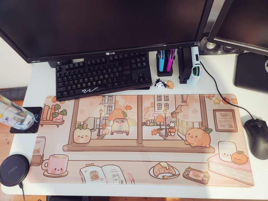 My super cute new desk mat from <a href="/KatnippUK/">Katnipp Studios ltd.</a> arrived today! I love the cosy design, even if it's currently the opposite season here in Australia 🍂🎃 ☕
