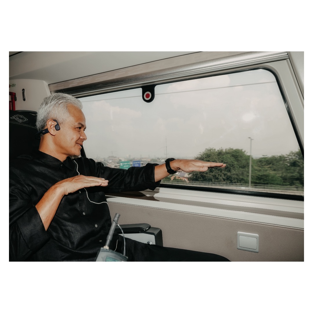 ganjarpranowo's tweet photo. Whoosh 350 km/jam. Kemajuan memang harus secepat ini. 

Kereta cepat Otw Jakarta - Bandung https://t.co/qrhebjqug8