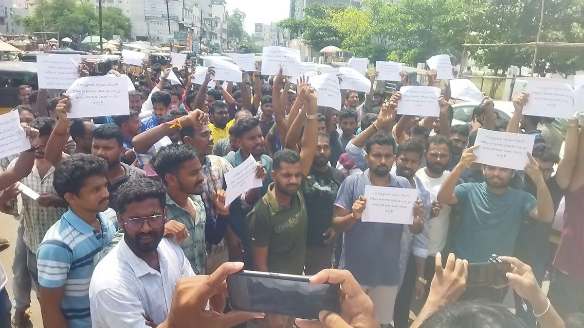 gowripriyapvs's tweet photo. #JaganAnnakuChebdudham #PostPoneAPSI
#Wewant_PostponeSiExams
#PLEASEPOSTPONEAPSI
@APPOLICE100 @ysjagan @PawanKalyan @naralokesh @BCYParty4People @siddikshaik960
@SRKRSajjala
Plspostpone apsi mains https://t.co/KsVEMD47aX