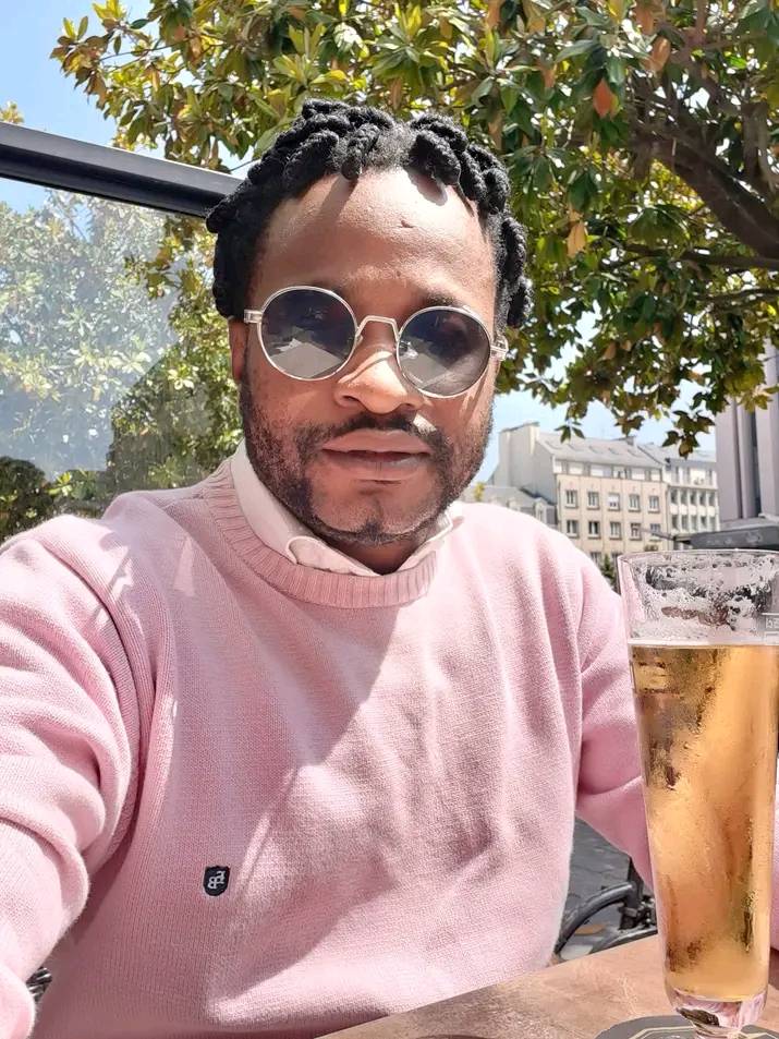 Mos-B is one of the living gem 💎 Sierra Leone should be proud of and protect at all cost. 

You know why? When it comes to ‘INTERNATIONAL RECOGNITION, MOST INTERNATIONAL AWARDS, MOST INTERNATIONAL AVENUE TICKETS SOLD’ Mos-B has don it all..  Sierra Leoneans are sleeping on his