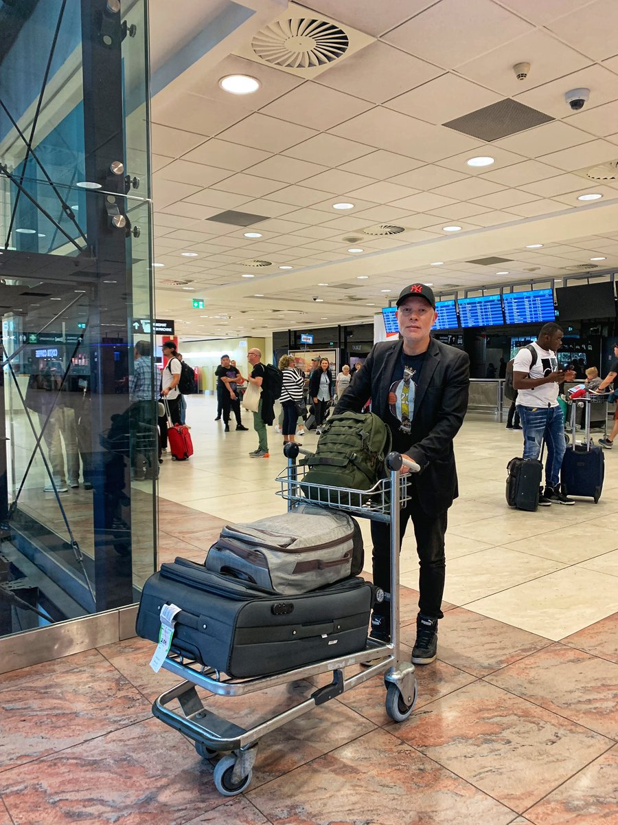 Victor de Oliviera je v Praze! A už dnes jej čeká první ze dvou workshopů pro studenty, které povede v rámci našich doprovodných programů.

Nenechte si ujít jeho dechberoucí sólo bit.ly/PK_Limbo na festivalu Pražské křižovatky - už 5. 10. od 20h na Nové scéně ND!