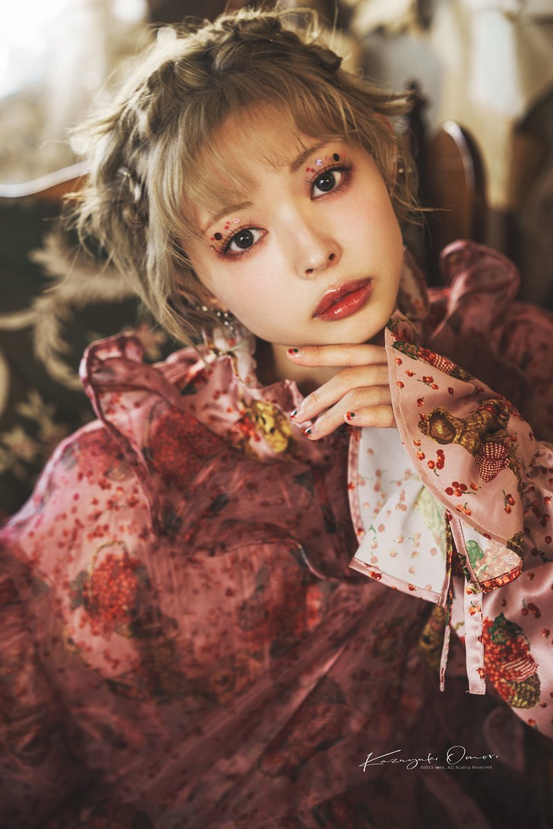 ooxo_web's tweet photo. 光も、ヘアメイクも、衣装も、ポーズや表情もそして当然もがちゃんも、全部素敵です！
それに合わせて写真（仕上がり）の色を決めるの任せてもらえるってフォトグラファーって幸せ☺️

model. 最上もが
photographer. ooxo
hair&make up. yumika sawanishi
dress &shoes. MIKIO SAKABE
location＆assistant.ユコ

#pasha_magazine #angelbirdmedia