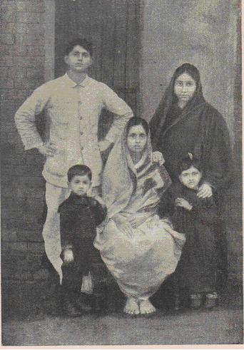 JATINDRANATH MUKHERJEE IN 1912 : Standing behind Didi Vinodebala (sitting) with his wife Indubala,elder son Tejen (left) and daughter Ashalata (right).
Source: Wikipedia 
#Baghajatin #Revolutionary #Bengali #ProudIndian