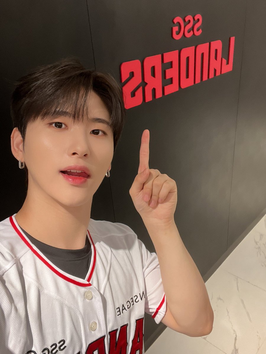 CRAVITY_twt's tweet photo. 초대해 주셔서 감사합니다 SSG 랜더스 여러분 ❤️
#우빈 https://t.co/JmEOf7csJv