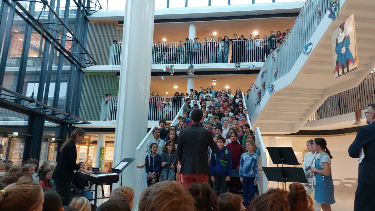 3 octobre, Tag der deutschen Einheit : toute la communauté scolaire du LFA a débuté cette journée commémorative en musique. Discours et hymnes entonnés en chœur étaient au rendez-vous pour développer le sentiment d’appartenance et l’ouverture culturelle de l’établissement.