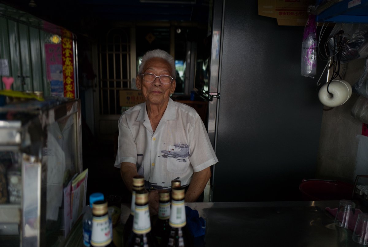 PZoll's tweet photo. Today's #asiapic, October 3rd 2023: Beer seller in #Cijin fishing harbor - he opens at 6 am, when the fishermen come in. #Kaohsiung 🇹🇼 https://t.co/zTyIU2j2wr