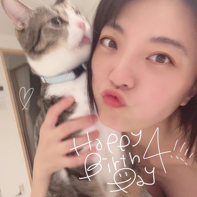 若、4歳のお誕生日おめでとう！ 去年の失敗を経て、今年はケーキではなく高級猫缶をあげました🎉 食べたら満足したようで、ツーショットもろくに撮らせてくれませんでした。かわいいね。大好きだよ。 https://t<a href="/tag/%E5%A5%B3%E5%84%AA%E3%83%9E%E3%83%BC%E3%83%A1%E3%82%A4%E3%83%89"class="tags"><span>#女優マーメイド</span></a>