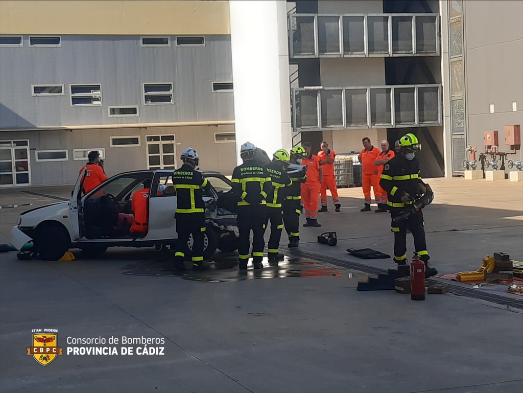 BomberosCbpc's tweet photo. ▶️Sí, algunos están un poco relajados...
Pero es que es un ejercicio de #FORMACIÓN #EXTERNA.
Practicar como la mejor garantía cuando llegue la emergencia real.
Durante estos días, en el parque de #Cádiz se llevan a cabo jornadas formativas con el personal técnico del @061EPES. https://t.co/jvbVgKDKKI