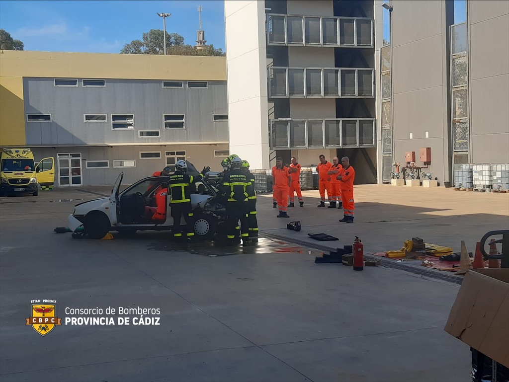 BomberosCbpc's tweet photo. ▶️Sí, algunos están un poco relajados...
Pero es que es un ejercicio de #FORMACIÓN #EXTERNA.
Practicar como la mejor garantía cuando llegue la emergencia real.
Durante estos días, en el parque de #Cádiz se llevan a cabo jornadas formativas con el personal técnico del @061EPES. https://t.co/jvbVgKDKKI