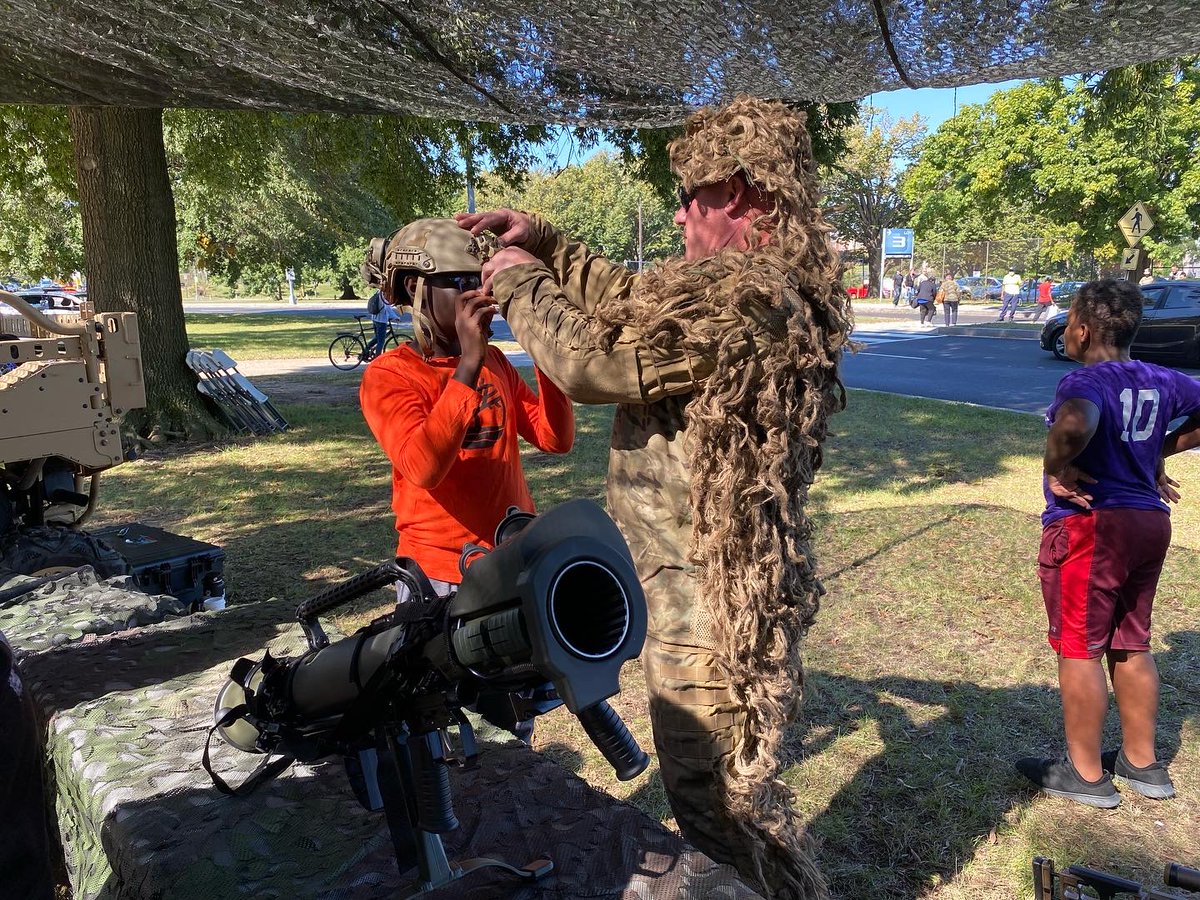 Explore the world of #ARSOF! Meet recruiters and learn about the opportunities available in #SOF at the Army Ten Miler this Sunday. Head down to the D.C Armory to pick up your race packet and check out the @1st_SF_Command static display. @AUSAorg @USArmy