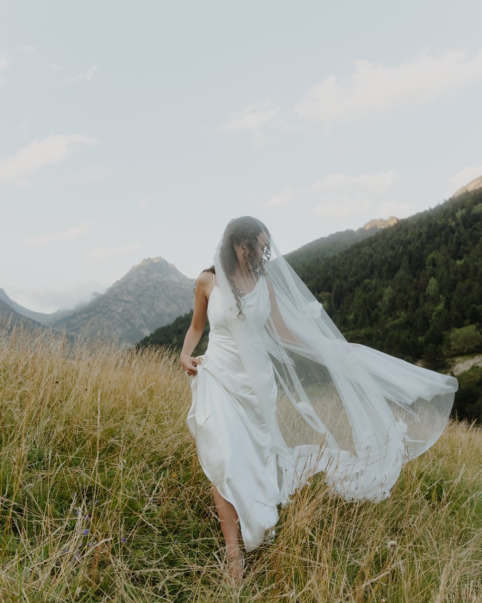 Vivienne Westwood wedding gown coming to life in the middle of Andorra 😍

Wedding planning @13bypilarbarcelo
Dress @viviennewestwood
Venue <a href="/sport/">Diario SPORT</a>.hotel.hermitage

#weddingvideo #preservinglove #andorra #viviennewestwood #weddinggown