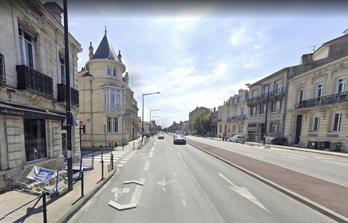Alors que la concertation des boulevards se poursuit … une proposition pour la barrière Judaïque visant à concilier mobilité et vie de quartier. 

- Larges trottoirs avec terrasses🚶 
- Piste bidirectionnelle de 4m🚲
- Végétalisation massive 🌱 
- Métro circulaire 🚇

#Bordeaux